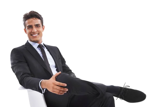 Lubi Swoją Karierę Portret Uśmiechniętego Młodego Biznesmena Siedzącego Krześle Białym — Zdjęcie stockowe