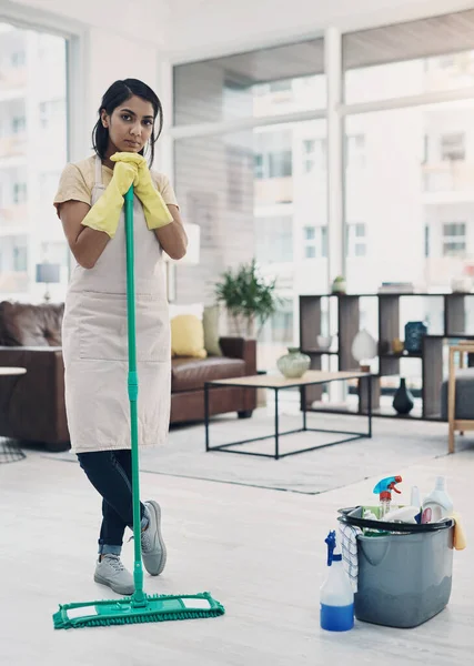 Mantener Casa Limpia Asunto Serio Una Joven Limpiando Casa —  Fotos de Stock
