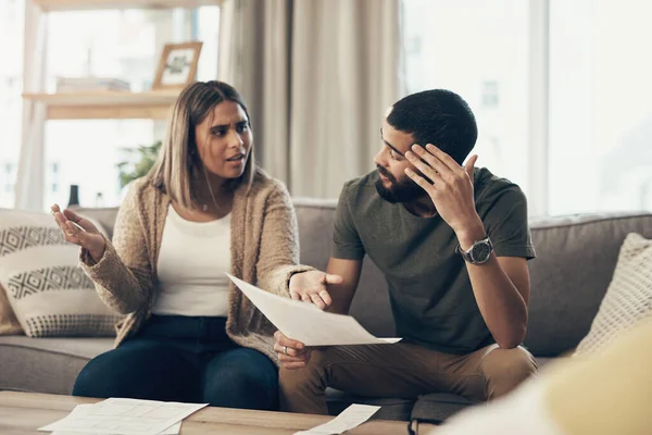 Mehr Schulden Mehr Stress Ein Junges Paar Streitet Während Hause — Stockfoto