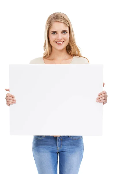我觉得你的副本很棒摄影棚拍摄的是一个年轻女子在被白色隔离的地方举着一块空白的标牌 — 图库照片