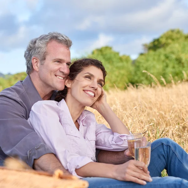 Cinta Dalam Hidupku Pasangan Dewasa Yang Penuh Kasih Menikmati Piknik — Stok Foto