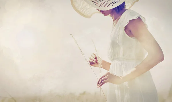 彼女のルーツに触れる 小麦の茎を持つ畑に立つ女 — ストック写真