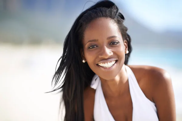 Canlı Özgür Yaz Güzeli Muhteşem Bir Afro Amerikalı Kadın Kumsalda — Stok fotoğraf