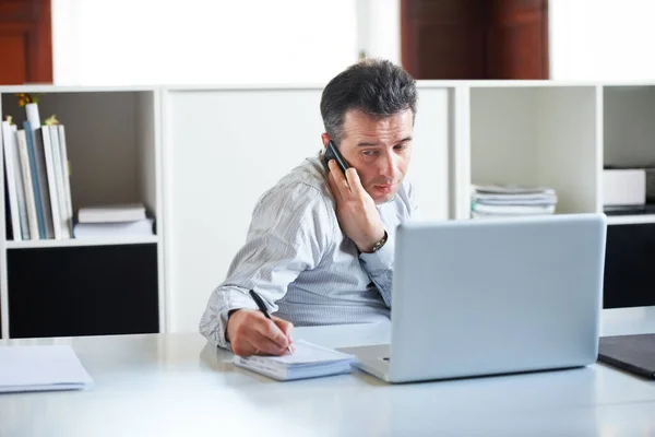 Verificar Números Por Telefone Empresário Exausto Falar Telefone Sentado Frente — Fotografia de Stock