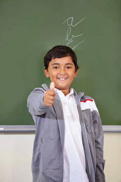 Retrato Niño Pulgares Hacia Arriba Del Estudiante Pizarra Aula Escuela —  Fotos de Stock