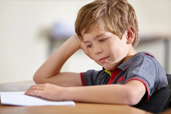 谁曾经喜欢一个测试 一个学童坐在书桌前 看起来很无聊 — 图库照片
