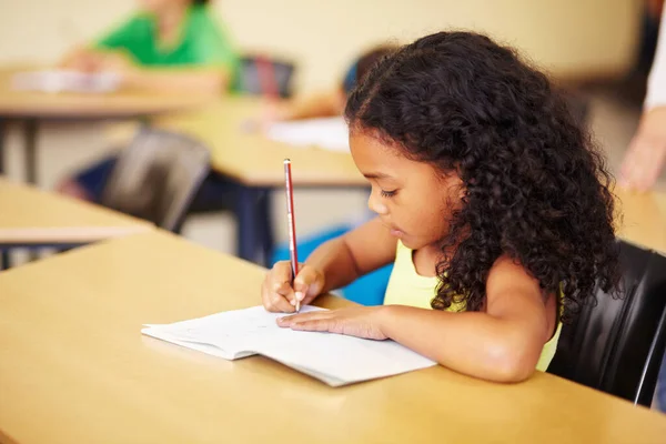 Εκπαίδευση Μάθηση Και Κορίτσι Μια Τάξη Γράψιμο Και Την Εστίαση — Φωτογραφία Αρχείου