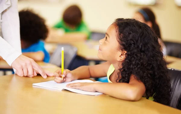 School Onderwijs Kinderen Met Een Studente Meisje Een Klaslokaal Schrijven — Stockfoto