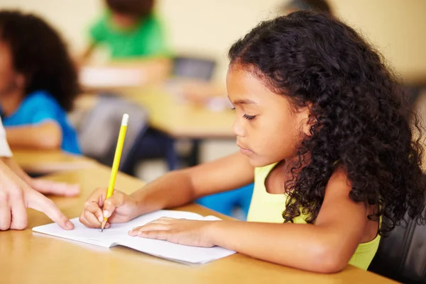 Dziecko Pisanie Ręka Nauczyciela Pomagające Uczniom Szkole Zakresie Edukacji Uczenia — Zdjęcie stockowe