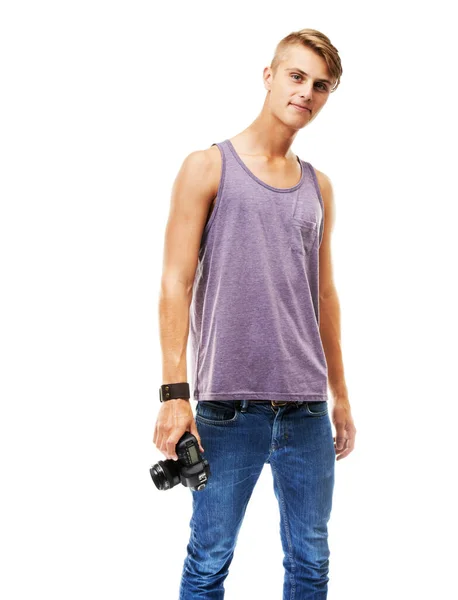 若い男としての写真家の肖像 白いヒップの横にカメラを持つ若い男のスタジオの肖像画 — ストック写真