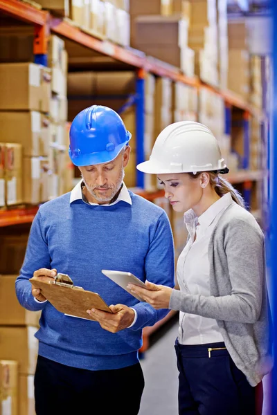 Need Shipped Afternoon Man Woman Inspecting Inventory Large Distribution Warehouse — Stock Photo, Image