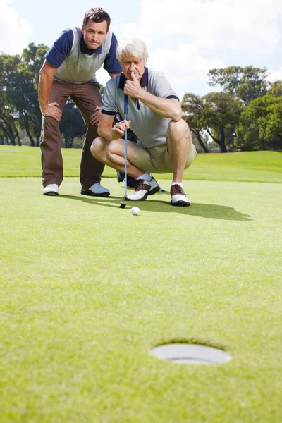 Ångestfylld Förväntan Den Perfekta Putten Två Män Tittar Ivrigt Golfboll — Stockfoto