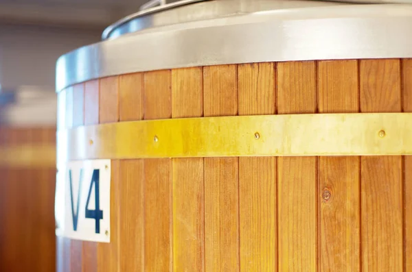 酿酒厂 啤酒厂 酿酒厂和仓库酿制啤酒的桶桶 供储存 发酵和制造 工业或罐体系统用的酿酒厂的木制 桶和酒精饮料 — 图库照片