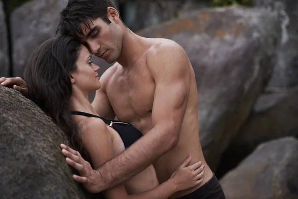 致命的吸引力 在海滩上一对深情的年轻夫妇 — 图库照片