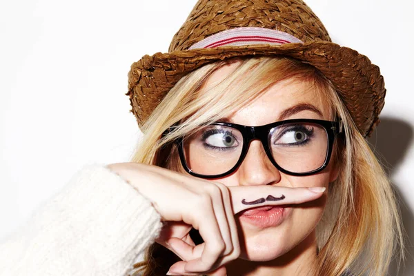 Menina Isolado Hipster Pose Com Bigode Dedo Óculos Nerd Rosto — Fotografia de Stock
