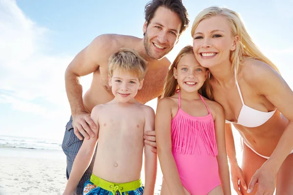 Viver Sonho Verão Retrato Uma Jovem Família Feliz Desfrutando Dia — Fotografia de Stock