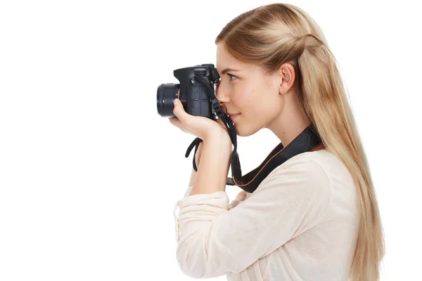 Клик Студийный Снимок Красивой Молодой Женщины Фотографирующей Своей Камерой Белом — стоковое фото