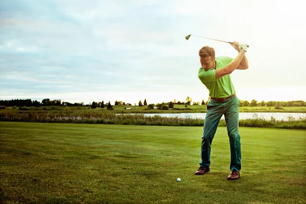 一貫性を持ってプレーし 信念と遊ぶ ゴルフ場でスイングの練習をしている男が — ストック写真