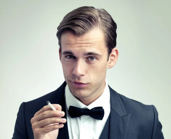 Muž Sofistikovaného Vzhledu Oříznutý Portrét Sebevědomého Mladého Gentlemana Jak Kouří — Stock fotografie
