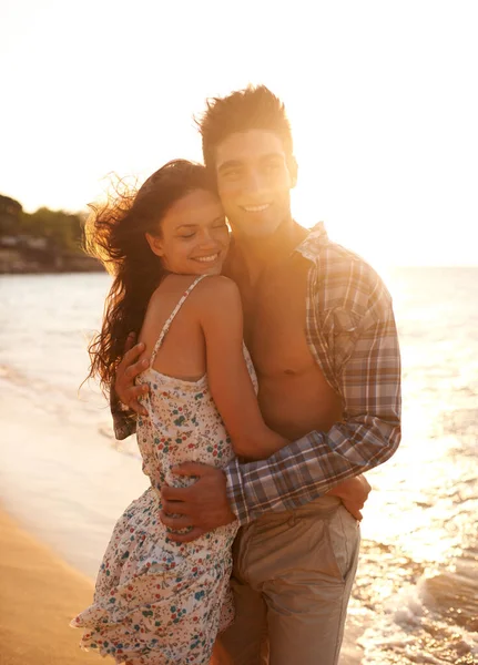 抱紧她一对年轻夫妇正在享受海滨度假 — 图库照片