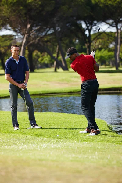 Est Heure Balançoire Deux Hommes Jouant Ensemble Une Partie Golf — Photo