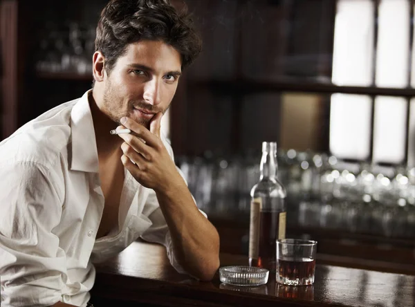 Retrato Whisky Fumar Joven Tabaco Mostrador Cigarrillo Bokeh Modelo Sexy —  Fotos de Stock