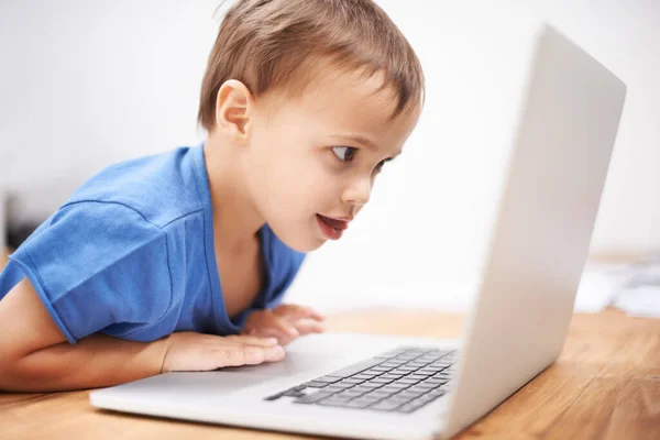 Dolgozhatok Apáknak Egy Kíváncsi Kisfiú Játszik Egy Laptoppal — Stock Fotó