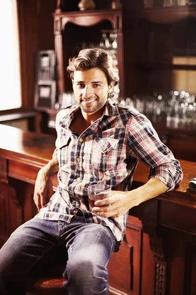 Retrato Sonrisa Hombre Con Whisky Pub Sentado Junto Mostrador Solo —  Fotos de Stock