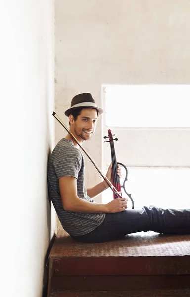 Ritratto Musicista Uomo Con Violino Sorriso Formazione Una Performance Suono — Foto Stock