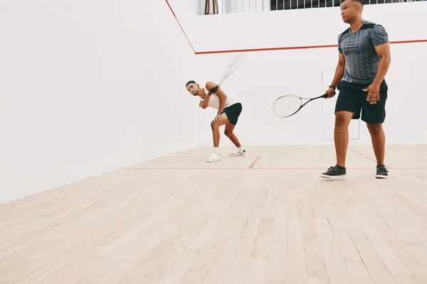 Çeviklik Oyundaki Iyi Dostunuzdur Genç Adam Squash Oynuyor — Stok fotoğraf