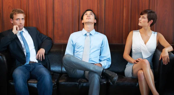 Vigiar Concorrência Três Jovens Nervosos Vestidos Formalmente Sentados Sofá — Fotografia de Stock