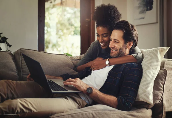 Mein Lächelnder Hüter Ein Glückliches Junges Paar Mit Einem Laptop — Stockfoto