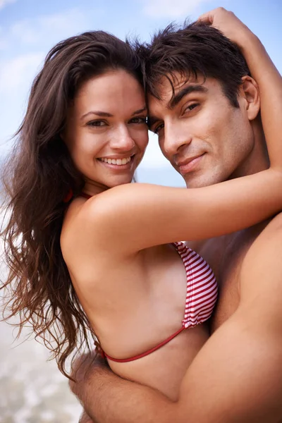 楽園の完璧 ビーチでの休暇を楽しんでいる若いカップルは — ストック写真