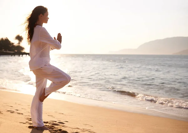 Middagmeditatie Een Jonge Vrouw Doet Yoga Het Strand — Stockfoto
