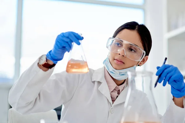 Jest Bardzo Ostrożna Podczas Pracy Toksycznymi Chemikaliami Młody Naukowiec Przeprowadzający — Zdjęcie stockowe