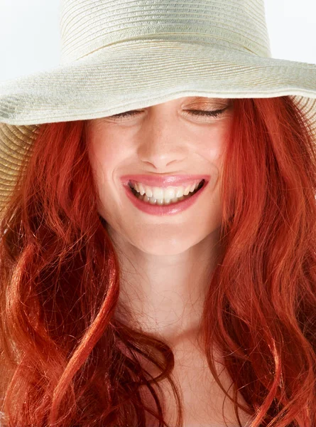 Mutlu Kadın Yüzü Gözleri Hasır Şapkayla Kapalı Izole Edilmiş Beyaz — Stok fotoğraf