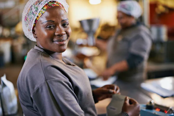 Hon Bra Det Hon Gör Porträtt Arbetstagare Kaffeförpackning Och Ett — Stockfoto