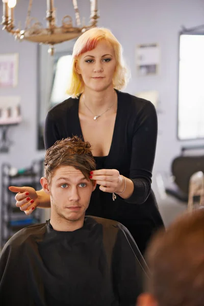 Надаючи Своїм Клієнтам Модні Скорочення Молодий Чоловік Має Волосся Стилізоване — стокове фото
