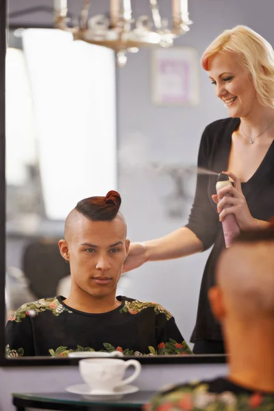 Style Smile Young Man Having His Hair Styled Hairdresser — Stock Photo, Image