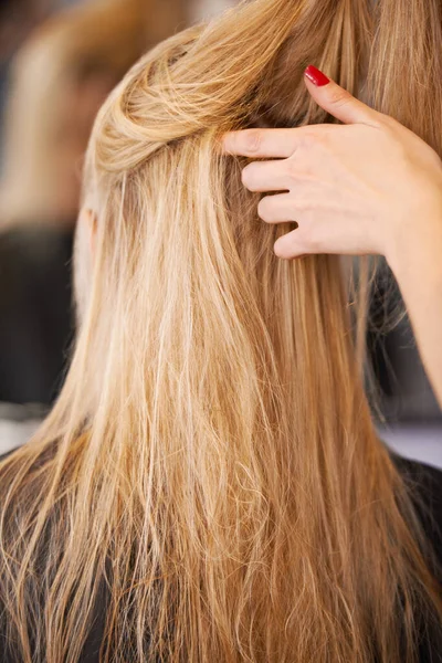 Jej Włosy Wyglądają Dobrze Widok Tył Młodej Kobiety Fryzurą Fryzjerską — Zdjęcie stockowe