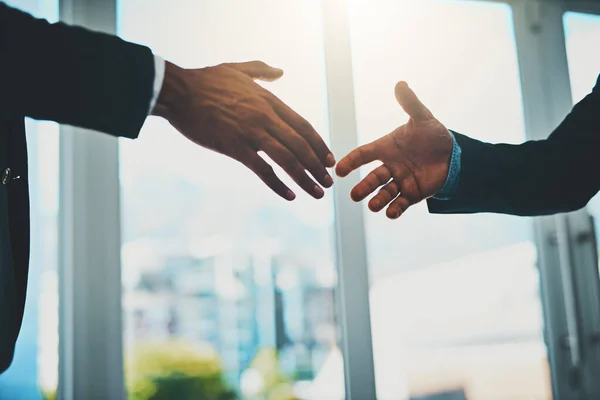 Ολοκληρώνοντας Την Επιχειρηματική Τους Συμφωνία Δύο Επιχειρηματίες Σφίγγουν Χέρι — Φωτογραφία Αρχείου