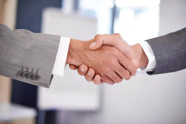 Fuzje Przejęcia Przycięte Zbliżenie Zdjęcia Dwóch Biznesmenów Ściskających Dłonie — Zdjęcie stockowe