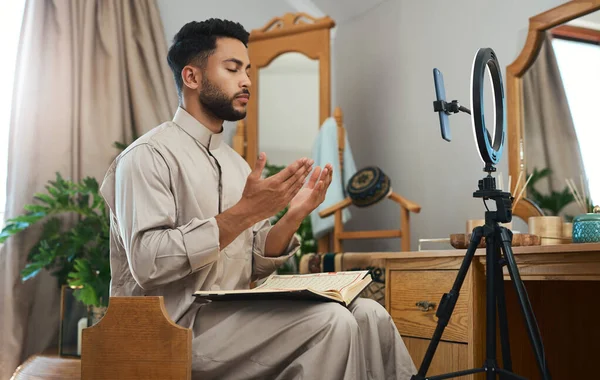 Episódio Hoje Jovem Muçulmano Ocupado Gravar Seu Para Seu Vlog — Fotografia de Stock