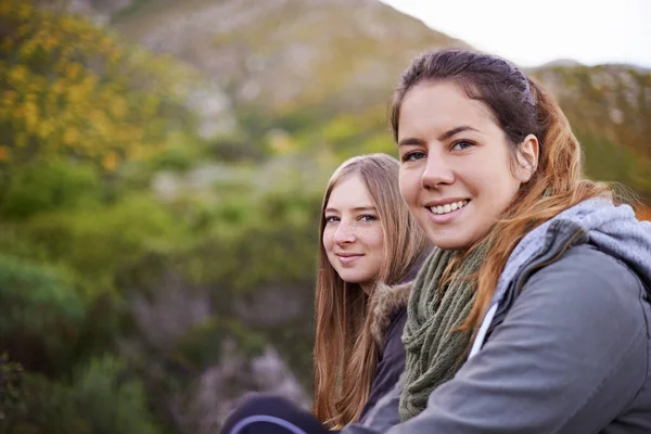 Jsme Rádi Jsme Tady Horách Portrét Dvou Atraktivních Mladých Turistek — Stock fotografie