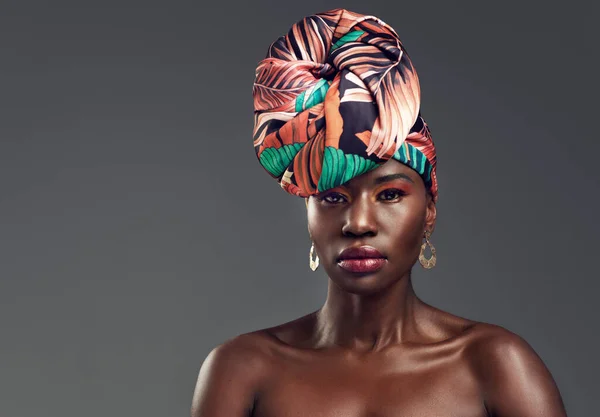 Portret Okłady Głowy Czarna Kobieta Modą Urodą Pewnością Siebie Szarym — Zdjęcie stockowe