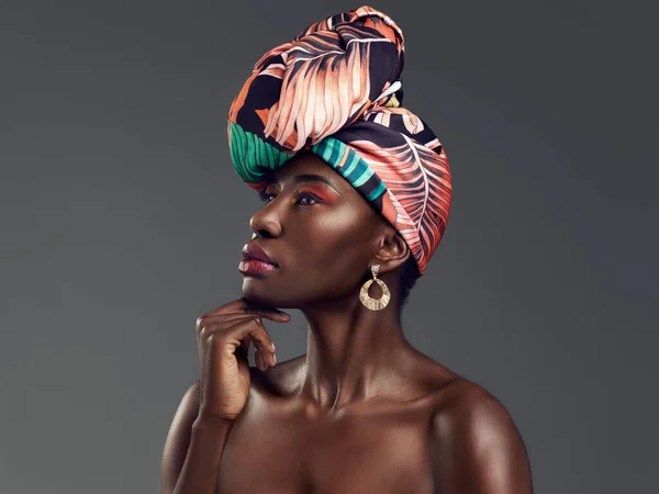 上品な エレガントで伝統的なアクセサリーとスタジオでターバンと黒の女性の美しさ メイクやプロファイル 灰色の背景によって隔離された頭部のラップを持つ文化 化粧品 アフリカの女性モデル — ストック写真