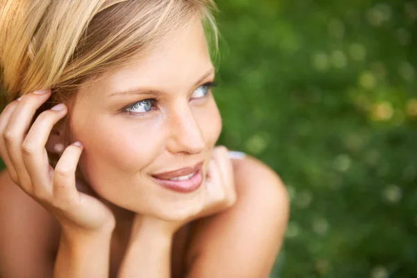 Summer Daydreams Smile Attractive Young Blonde Woman Sitting Smiling Grass — Stock Photo, Image