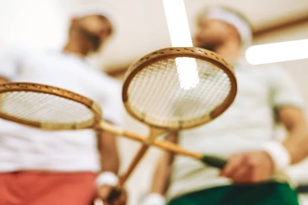 Raketlerinizi Alın Oyun Zamanı Genç Adam Raketlerini Squash Sahasında Kesiştiriyorlar — Stok fotoğraf