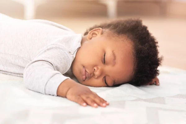 Adorável Cama Bebê Dormindo Casa Cobertor Para Descansar Cochilar Sonhar — Fotografia de Stock