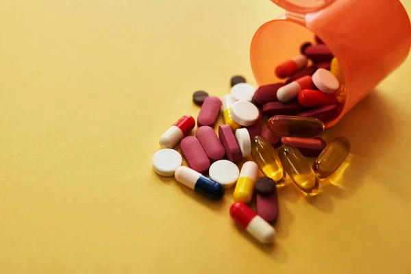 Poprawa Zdrowia Butelce Studyjne Ujęcie Tabletek Wylewających Się Pojemnika Żółte — Zdjęcie stockowe